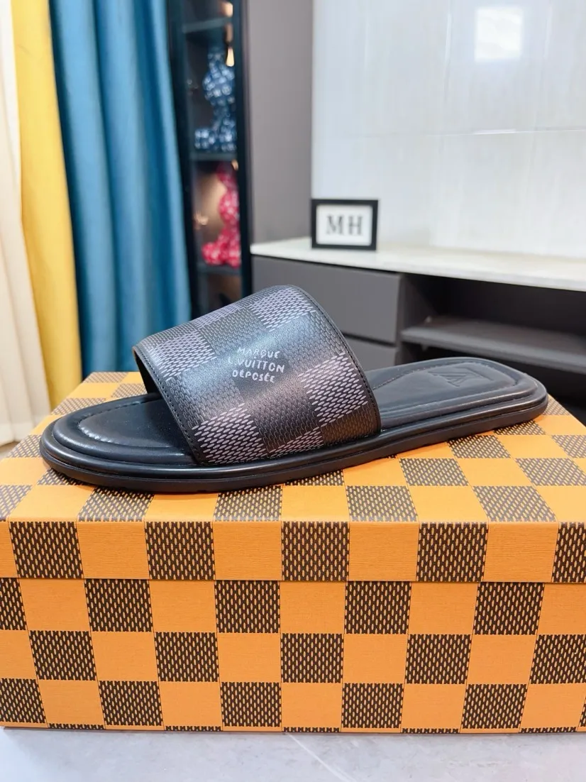 Men's shoes 💰340🌹🌹 (lv-Louis Vuitton) New men's slippers, high-end boutique, exquisite embossed logo decoration on the upper, fine workmanship, super soft soles, casual, loose and comfortable, a must-have in summer! \nsize：38-44